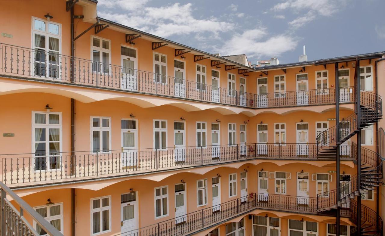 Hotel Patio Прага Екстериор снимка