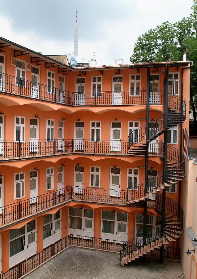 Hotel Patio Прага Екстериор снимка